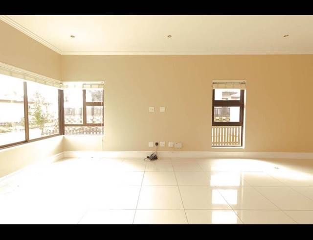 3 BEDROOM TOWNHOUSE FOR SALE IN IZINGA ESTATE